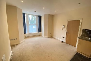 1 bed flat, Connaught Avenue, Mutley, Plymouth, PL47BX - Image 4